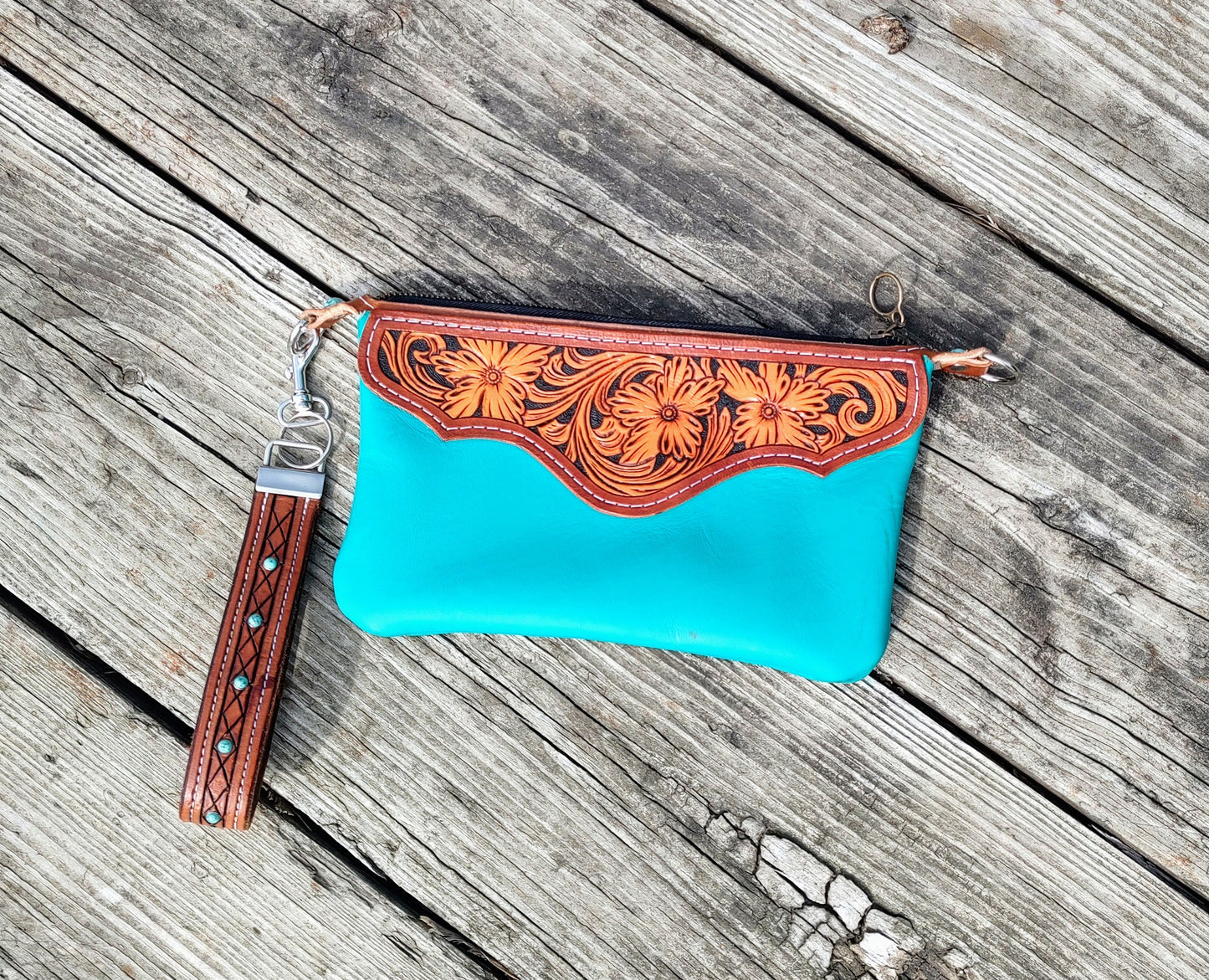 Wristlet clutch